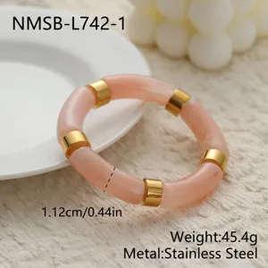 Gros plan d'un bracelet vintage en acrylique marbré et en acier inoxydable doré
