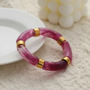 Vue détaillée d'un bracelet en acrylique marbré violet avec des accents dorés.