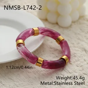 Gros plan d'un bracelet tube en acrylique marbré violet avec des anneaux en acier doré.
