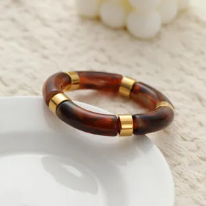 Vue détaillée d'un bracelet en résine marbrée rétro avec des entretoises en métal doré
