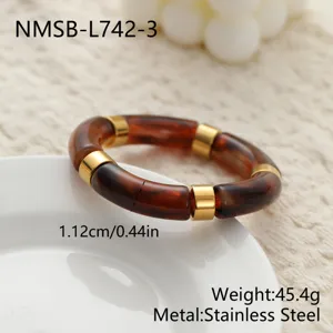 Vue détaillée d'un bracelet en résine écaille avec des anneaux en acier inoxydable doré