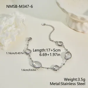 Detalle de pulsera de acero inoxidable plateada con piedras geométricas transparentes