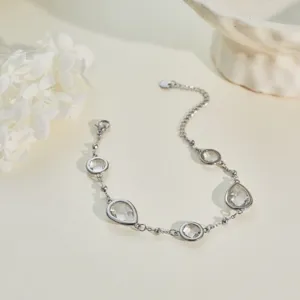 Elegante pulsera de plata con dijes de piedras preciosas transparentes en forma de lágrima