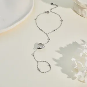 Pulsera de mano plateada con cristal de corazón transparente y detalles de cuentas