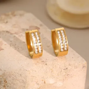 Elegante goldene Edelstahl-Creolen mit doppelreihigen quadratischen Kristalldetails.