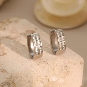 Elegante Creolen aus Edelstahl mit zwei Reihen funkelnder Kristalle geschmückt