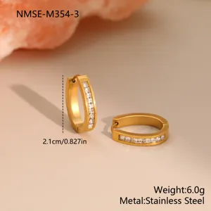 Detailansicht goldene Edelstahl-Ohrringe mit Kristallen in Kanalfassung.