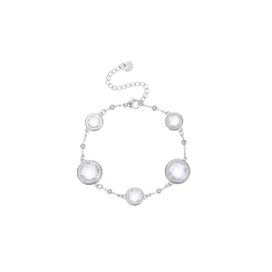 Primer plano de pulsera plateada con cinco cristales transparentes circulares