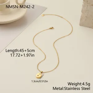 Vista detallada de un collar con colgante de estrella de acero dorado con dimensiones