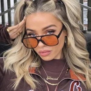 Nahaufnahme einer modischen Doppelbrücke-Pilotenbrille mit leuchtend orangefarbenen Gläsern