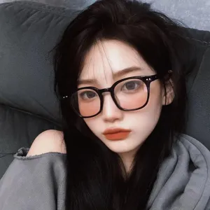 Detailed view of black frame blush glasses worn by an Asian model in ins style