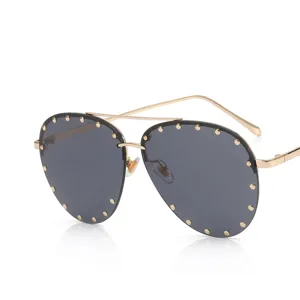 Elegante klassische Pilotenbrille für Damen mit goldene Nietendetails und goldenem Metallrahmen