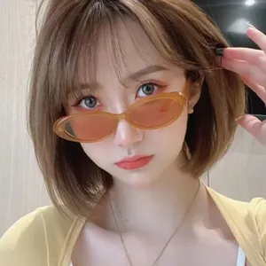 Gros plan de lunettes de soleil ovales orange rétro sur un mannequin, accessoire chic