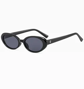 Détail rapproché de lunettes de soleil ovales noires avec des accents argentés à double point