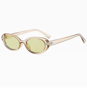 Vue détaillée des lunettes de soleil ovales rétro avec monture thé et verres jaunes