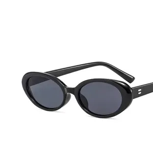 Lunettes de soleil ovales noires rétro classiques pour femmes avec détails de clous.