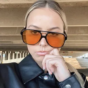 Detailansicht eines Models mit trendiger orangefarbener Fliegerbrille mit Doppelbrücke