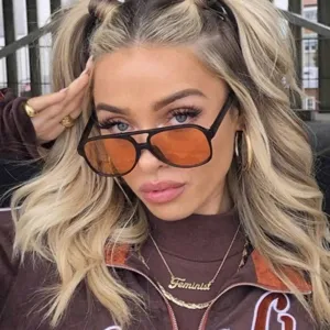 Trendige Doppelsteg-Pilotenbrille mit orangefarbenen Gläsern im Retro-Stil