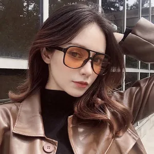 Modische Pilotenbrille mit orangefarbenen Ozean-Gläsern und schwarzem Doppelsteg-Gestell