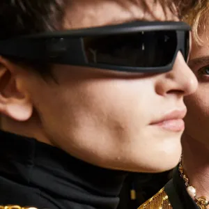 Lunettes de soleil de sport Y2K noir mat élégantes pour cyclisme sur mannequin chic.