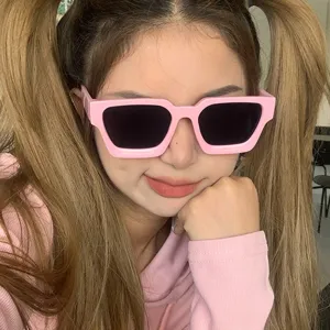 Jeune femme asiatique portant des lunettes de soleil carrées roses rétro tendance