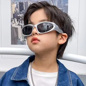 Kindermodell mit silberner futuristischer Sonnenbrille im Y2K-Stil für Streetstyle