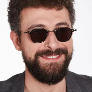 Professionelle Nahaufnahme einer punkig-kleinen Sonnenbrille an einem männlichen Model