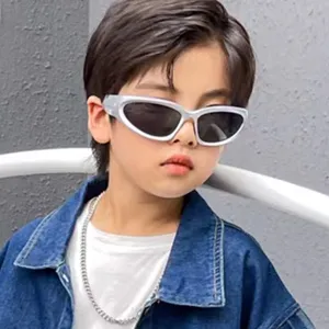 Stilvolle silberne futuristische Y2K-Sonnenbrille für Kinder mit UV-Schutz und Wrap-Rahmen.