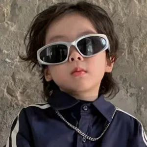 Futuristische silberne Y2K-Sonnenbrille für Kinder, getragen von einem Jungen für Straßenmode.