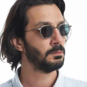 Nahaufnahme eines Models mit unregelmäßiger Punk-Sonnenbrille mit kleinem grauem Rahmen