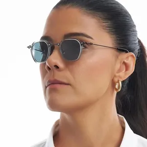 Nahaufnahme einer Punk-Sonnenbrille mit kleinem unregelmäßigem Rahmen an einem Model