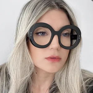 Modieuze oversized ronde zwarte brilmontuur op model voor een trendy modieuze uitstraling