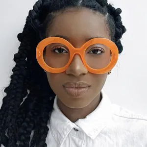 Gedetailleerd overzicht van de trendy oversized oranje ronde brilmonturen met accenten