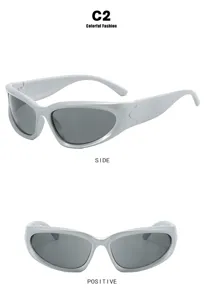 Futuristische Y2K Kindersonnenbrille in Silber mit detaillierter Seiten- und Vorderansicht