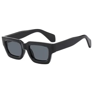 Modieuze kleine vierkante zonnebril model 86608 met zwart montuur en donkere glazen