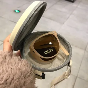 Dettaglio occhiali da sole pieghevoli per bambini con adesivo UV400 in custodia.