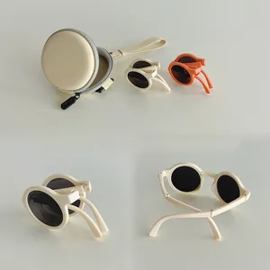 Detailansicht faltbare Kindersonnenbrille in Creme und Orange mit rundem Brillenetui