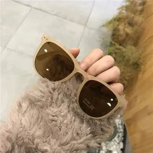 Primo piano di occhiali da sole beige per bambini con protezione UV400 e marchio CE.