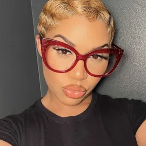 Détail d'une monture de lunettes œil de chat rouge pailletée portée par un mannequin