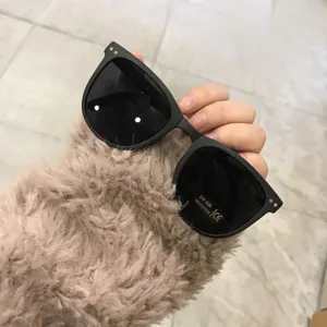 Occhiali da sole pieghevoli per bambini con montatura nera e protezione UV400 estivi