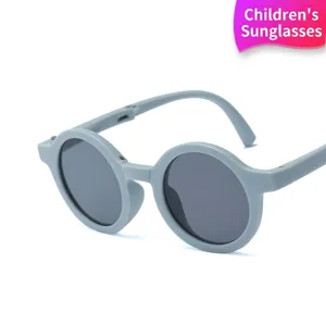 Runde faltbare Kindersonnenbrille in Grau mit dunklen UV-Schutzgläsern