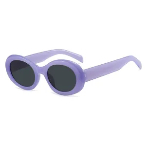 Modische lila ovale Sonnenbrille für Damen mit dunklen Gläsern für den Urlaub