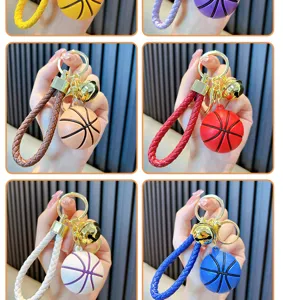 Vista dettagliata di portachiavi mini basket colorati con cinturini intrecciati e campanelli