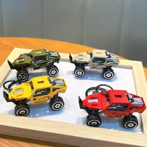 Set mit vier bunten Mini-4x4-Geländewagen-Schlüsselanhängern aus Legierung für Kinder