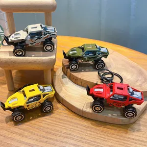 Set mit vier bunten Spielzeug-Geländewagen-Schlüsselanhängern auf einer Holzoberfläche.