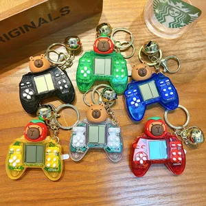 Portachiavi mini console di gioco Capybara in vari colori vivaci su superficie di legno