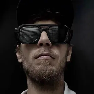 Detailansicht der Retro-Doppelbrücken-Pilotensonnenbrille für Herren mit schwarzem Rahmen