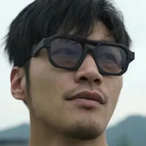 Nahaufnahme eines Mannes mit Retro-Pilotensonnenbrille mit doppeltem Steg