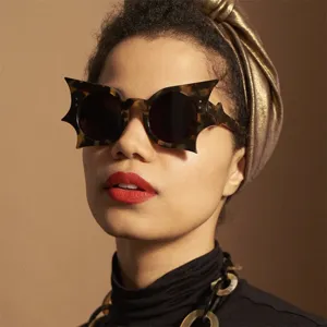 Fashion Bat Shaped Sunglasses For Halloween Party Gothic Punk Sunglasses UV400 Polycarbonate Irregular Frame Eyewear For Men Women Cosplay Accessory