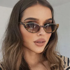 Stijlvolle vintage cat-eye halfrand zonnebril met schildpadmontuur op vrouwelijk model